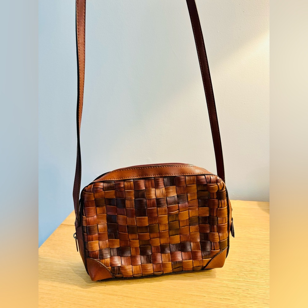 Vintage woven brown leather shoulder/crossbody bag
